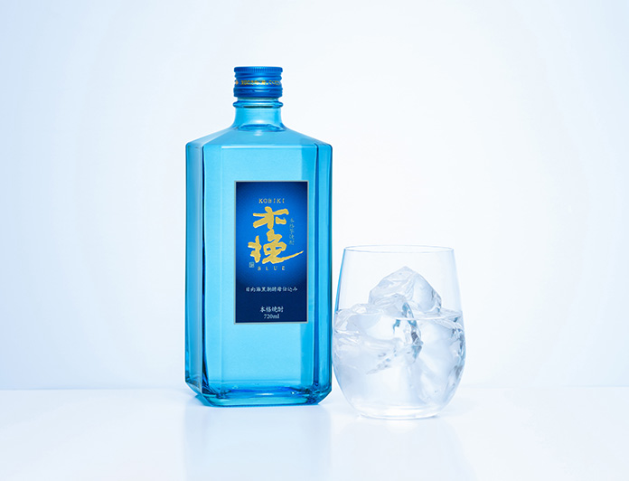 木挽BLUE　青角ボトルと氷の入ったグラス